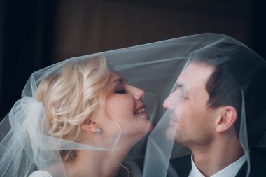 Gelin ve damat atış kapatın 