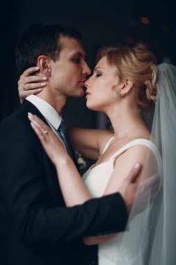 Gelin ve damat atış kapatın 