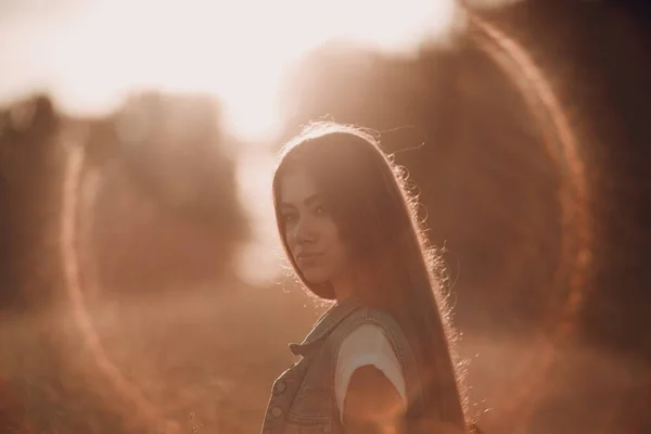 Ragazza Con Gli Occhi Azzurri Capelli Lunghi — Foto Stock