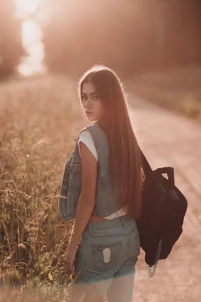 Ragazza Con Gli Occhi Azzurri Capelli Lunghi — Foto Stock