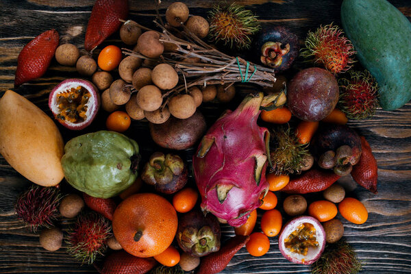 экзотические тропические тайские фрукты на деревянном столе
.