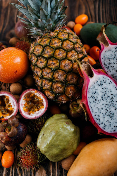экзотические тропические тайские фрукты на деревянном столе
.