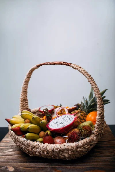 Fruits Exotiques Thaïlandais Tropicaux Dans Panier Sur Une Table Bois — Photo