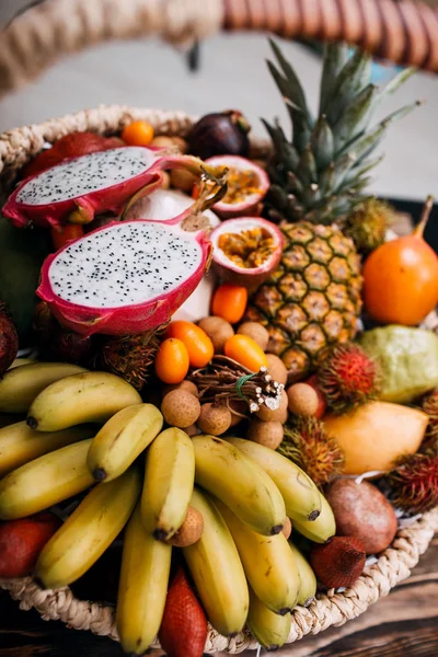 Fruits Exotiques Thaïlandais Tropicaux Dans Panier Sur Une Table Bois — Photo