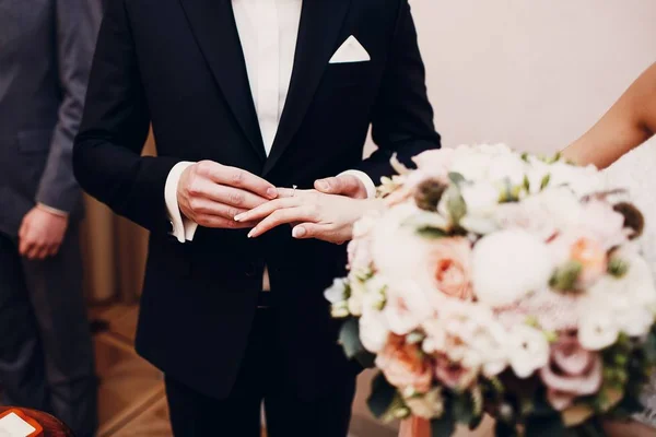 Mãos Noivo Noiva Colocando Anel Casamento Durante Cerimônia Casamento — Fotografia de Stock