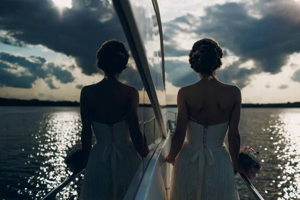 Charmante Bruid Poseren Jacht Tijdens Zonsondergang — Stockfoto