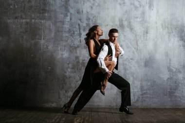 Siyah elbise ve adam dans tango genç güzel kadın