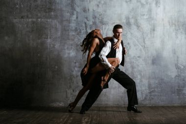 Siyah elbise ve adam dans tango genç güzel kadın