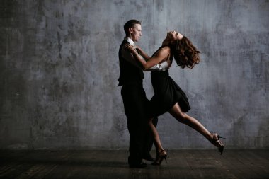 Siyah elbise ve adam dans tango genç güzel kadın