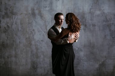 Siyah elbise ve adam dans valse genç güzel kadın