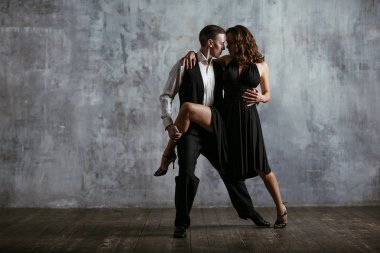 Siyah elbise ve adam dans tango genç güzel kadın