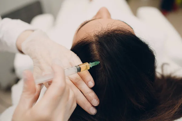 Nålen Mesotherapy Kosmetiska Varit Injiceras Kvinnans Huvud — Stockfoto