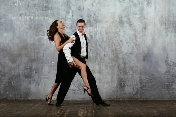 黒のドレスと男ダンス タンゴの若いきれいな女性 — ストック写真