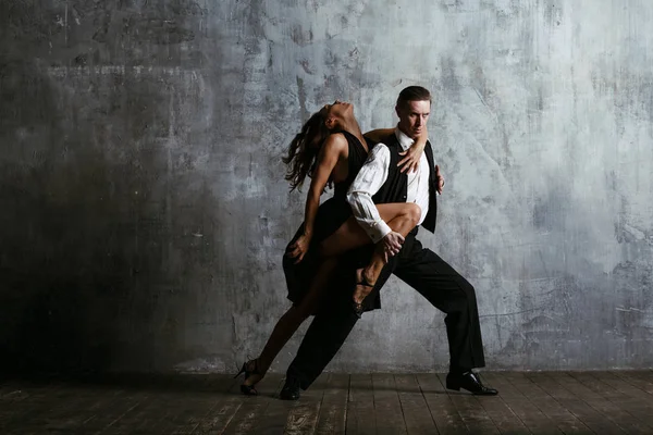 Jonge Mooie Vrouw Zwarte Jurk Man Dance Tango — Stockfoto