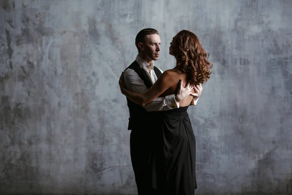 Junge Hübsche Frau Schwarzem Kleid Und Mann Tanzen Valse — Stockfoto
