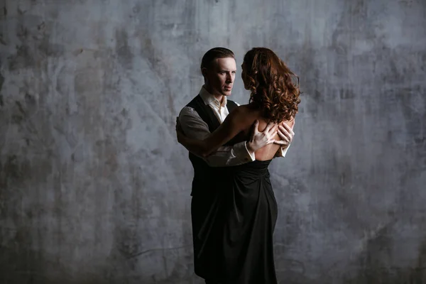 Junge Hübsche Frau Schwarzem Kleid Und Mann Tanzen Valse — Stockfoto