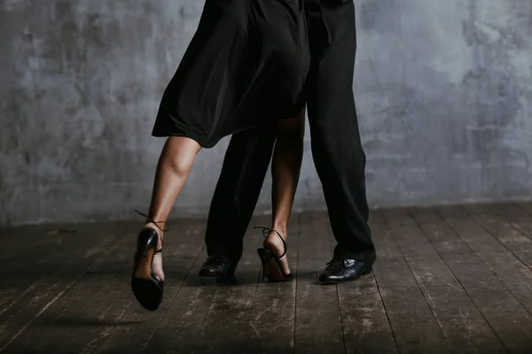 Joven Bonita Mujer Vestido Negro Hombre Baile Tango —  Fotos de Stock