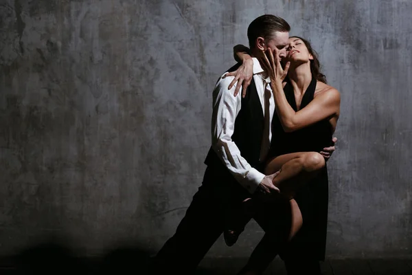 Junge Hübsche Frau Schwarzem Kleid Und Mann Tanzen Tango — Stockfoto