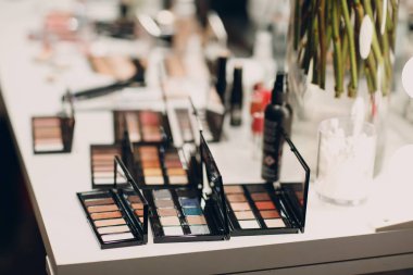 Kozmetik ürünleri, göz farı, pudra kutusu ve diğer makyaj ürünleri.