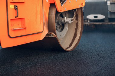 Asfalt kaldırım. Paver makinesi ve yol silindiri. Yeni yol yapımı.