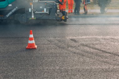 Asfalt kaldırım. Paver makinesi ve yol silindiri. Yeni yol yapımı.