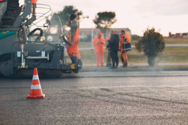 Asfalt kaldırım. Paver makinesi ve yol silindiri. Yeni yol yapımı.