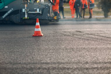 Asfalt kaldırım. Paver makinesi ve yol silindiri. Yeni yol yapımı.