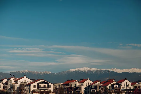 Chalets Sur Fond Montagnes Ciel Bleu — Photo