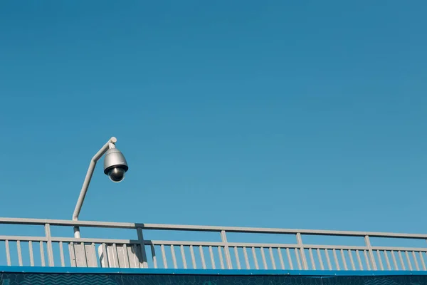 Caméra Surveillance Sur Fond Bleu Ciel — Photo