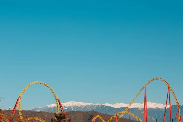 Roller Coaster Sur Fond Montagnes — Photo