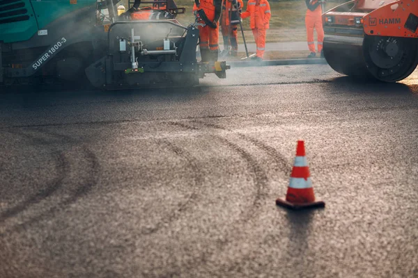 Asfalt kaldırım. Paver makinesi ve yol silindiri. Yeni yol yapımı.