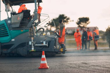 Asfalt kaldırım. Paver makinesi ve yol silindiri. Yeni yol yapımı.