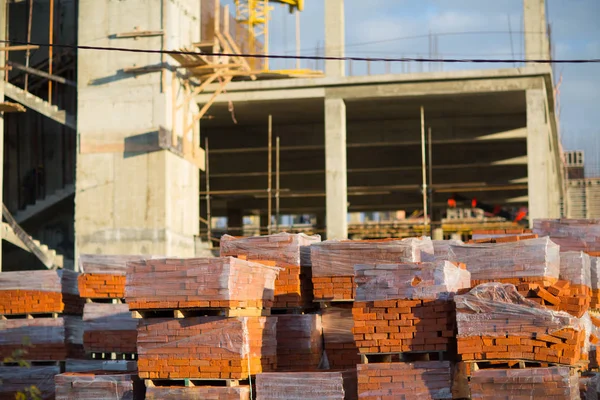 Costruire Concetto Casa Costruzione Mattoni Pallet Cielo Blu Sfondo — Foto Stock