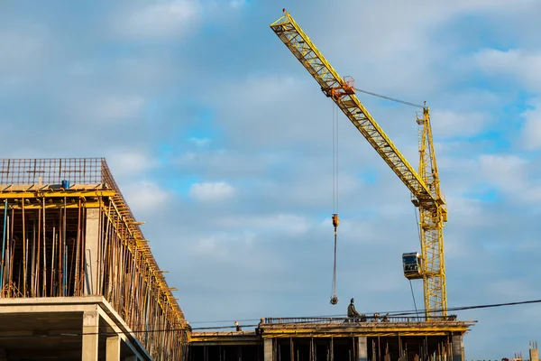 Edificio Casa Costruzione Con Concetto Gru Cielo Blu Sfondo — Foto Stock