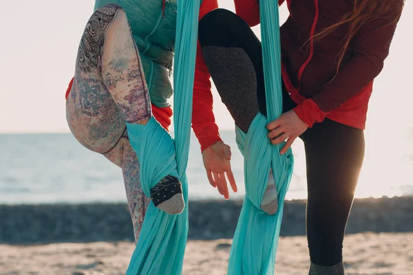 ビーチで空気ヨガ 健康的な女性の概念 — ストック写真