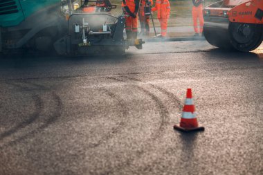 Asfalt kaldırım. Paver makinesi ve yol silindiri. Yeni yol yapımı.