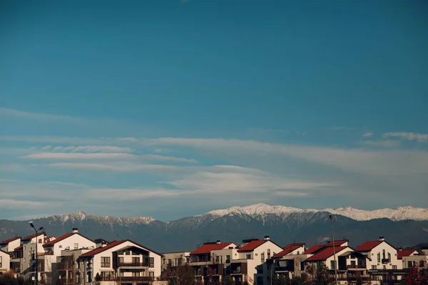 Hütten Auf Einem Hintergrund Von Bergen Und Blauem Himmel — Stockfoto