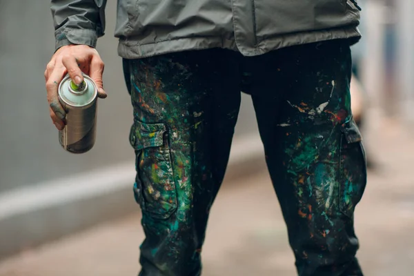 Seniman Grafiti Dengan Pakaian Bernoda Semprotan Cat Bisa Tangan — Stok Foto