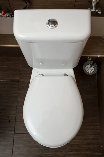 Banyoda Beyaz Tuvalet Var — Stok fotoğraf