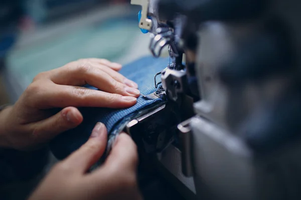 Jonge Mooie Naaister Naait Naaimachine Fabriek — Stockfoto