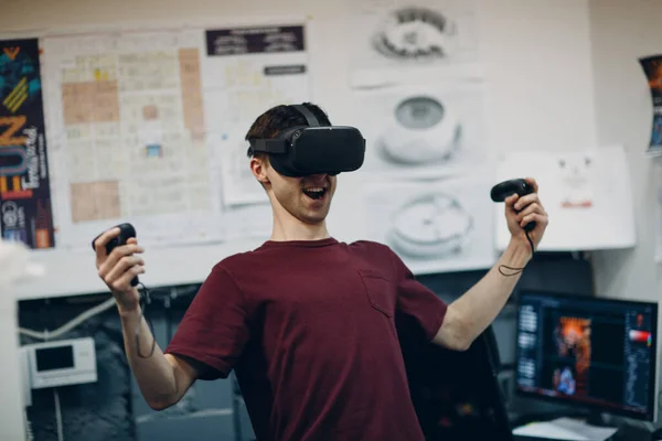 Anak Muda Dalam Kacamata Virtual Reality Kacamata Headset Dengan Joystick — Stok Foto