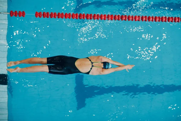 Genç Kadın Yüzücü Yüzme Havuzunda Yüzer — Stok fotoğraf