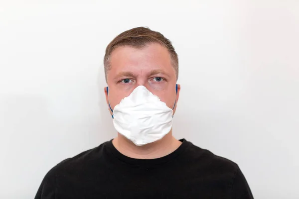 Een Jonge Volwassen Man Met Een Medisch Masker Covid 2019 — Stockfoto