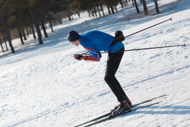 Kayakçı kayak pistinde geziyor.