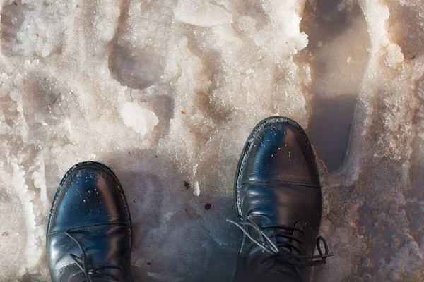 Весенние Лужи Сугробы Снег Грязь Талая Грязная Вода Черной Обувью — стоковое фото