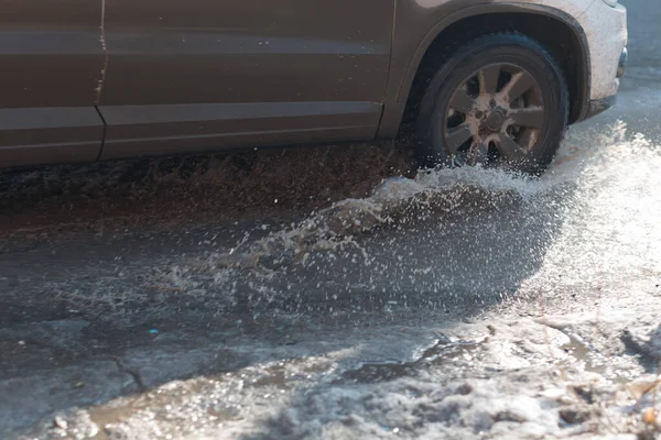 Kendaraan Naik Melalui Genangan Air Musim Semi Dari Salju Mencair — Stok Foto