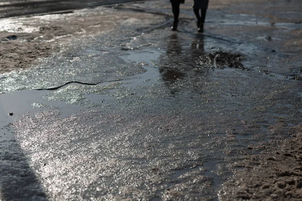 Spring Puddles Snowdrifts Snow Mud Melted Dirty Water Sidewalk — Stock Photo, Image