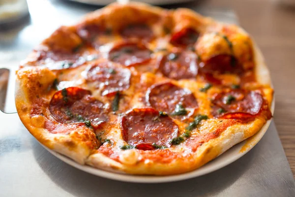 Pizza Pepperoni Plato Sobre Mesa —  Fotos de Stock