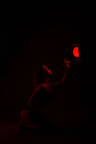 Mladá Krásná Žena Spodním Prádle Pózuje Červené Zadní Světlo — Stock fotografie