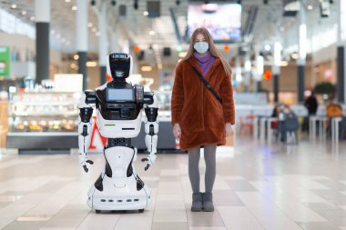 Mağazadaki genç bayan alışverişçi ve robot danışmanı.